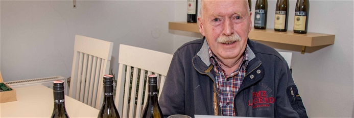 Peter Dolle mit seinem Siegerwein:&nbsp;dem »Grauburgunder Symbiose«