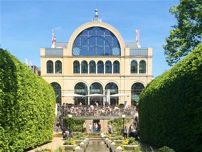 Das Dank Augusta in Köln thront über dem botanischen Garten
