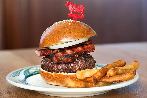 Mit einem Preis von knapp 20 Euro ist »Luger's« Mittags-Burger für viele eine preisgünstige Alternative zum Steak.&nbsp;