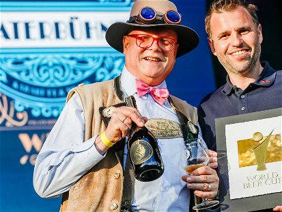 Stiegl-Kreativbraumeister Markus Trinker (r.) mit »Bierpabst« Conrad Seidl bei der Preis-Übergabe im Rahmen des Craft Beer Festivals in Wien.