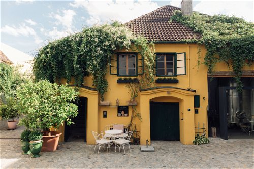 Seit 14 Generationen widmet sich der Familienbetrieb in den Jahrhunderte alten Gemäuern in Poysdorf dem Weinbau.