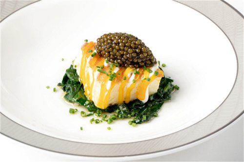 Bergkartoffel mit Spinat, Ei und Kaviar.