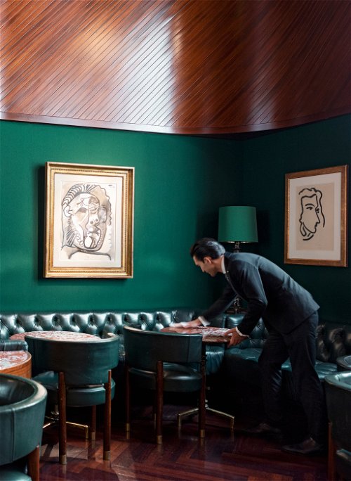 Die Bar ist Teil der Legende: Hier hängen klassisch-moderne Werke von Joan Miró, Pablo Picasso oder Paul Klee.
