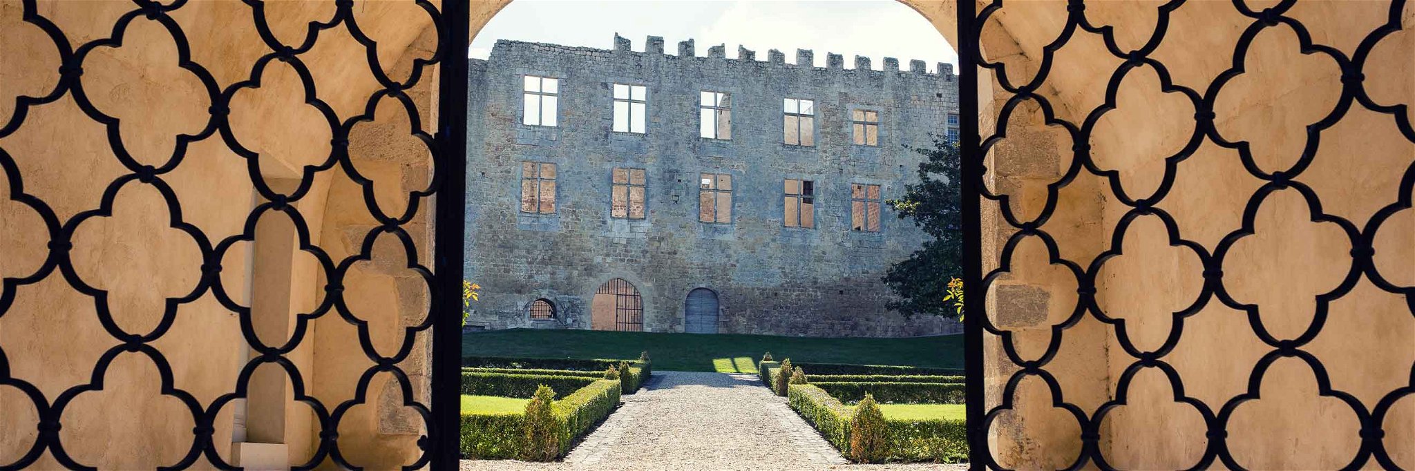 Iron gates opening onto a view of Château de Fargues&nbsp;