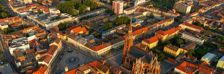 Die Kathedrale Peter und Paul steht direkt im Zentrum der Stadt Osijek.
