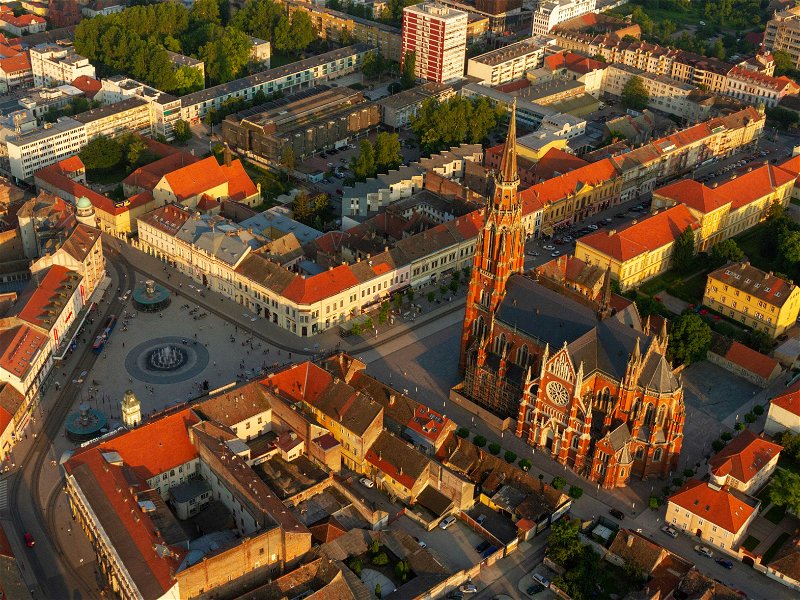 Die Kathedrale Peter und Paul steht direkt im Zentrum der Stadt Osijek.