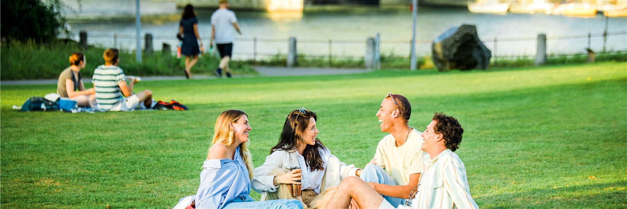 Im St. Johanns-Park fühlen sich alle Generationen wohl. Beim Picknick trifft man sich gerne mit Freunden.