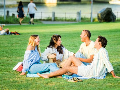 Im St. Johanns-Park fühlen sich alle Generationen wohl. Beim Picknick trifft man sich gerne mit Freunden.