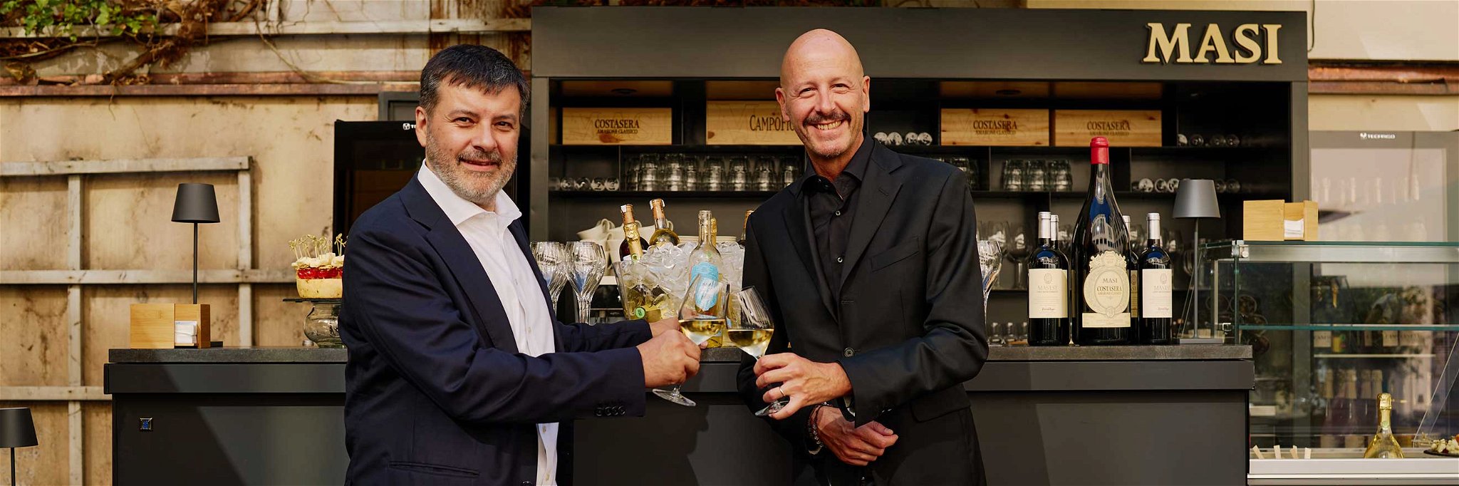 Für die Einweihung der neuen »Masi Wine Bar« reisten Marketingleiter Raffaele Boscaini aus der Eigentümerfamilie (l.) und Masi-CEO Federico Girotto persönlich nach München.&nbsp;