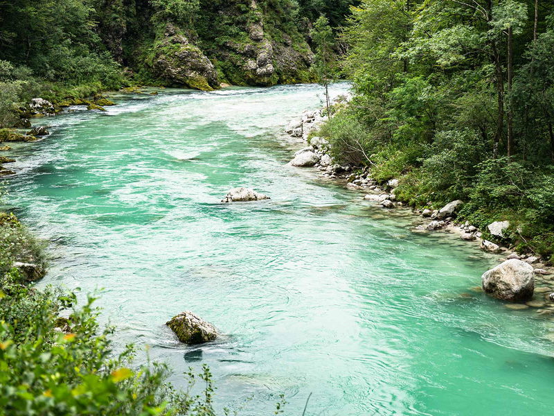 Der Soča fließt eisblau durch Slowenien.