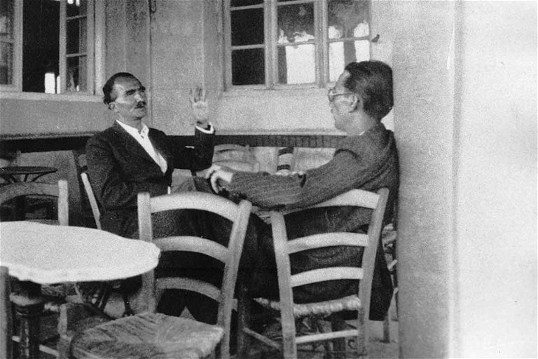 Zeit seines Lebens bereiste Nikos Kazantzakis (l.) die Welt. Hier ist er im Jahr 1933 mit dem französischen Schriftsteller Renaud de Jouvenel&nbsp; im Gespräch.