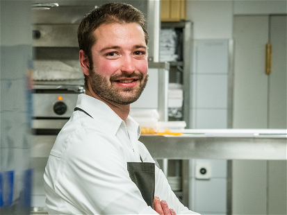 Starchef Reto Brändli leitet seit Mai 2022 die Küche des «Lorenz Adlon Esszimmer» in Berlin.