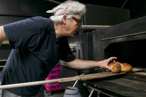 Christian Aeby lernte das Brothandwerk mithilfe von YouTube-Videos sowie Besuchen bei Bäckern in Österreich und der Schweiz. 50 bis 60 Stunden ruht der Teig, bevor er zu vier verschiedenen Brotarten geformt und im heissen Ofen vollendet wird.