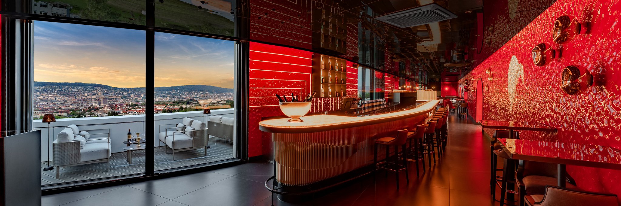 Das Rooftop-Restaurant «The Penthouse» wird nach Sonnenuntergang zum Nachtclub.