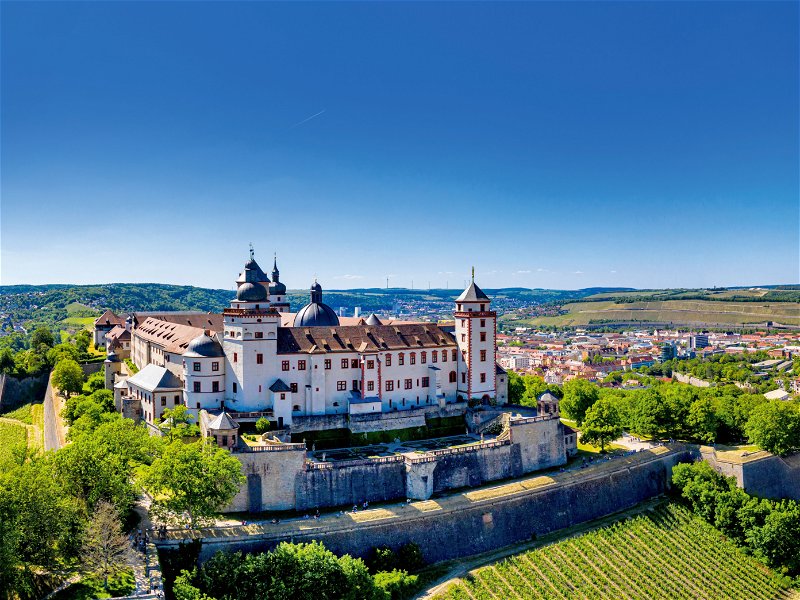 Würzburg ist das geistliche, weltliche und weinbauliche Oberzentrum am Main.