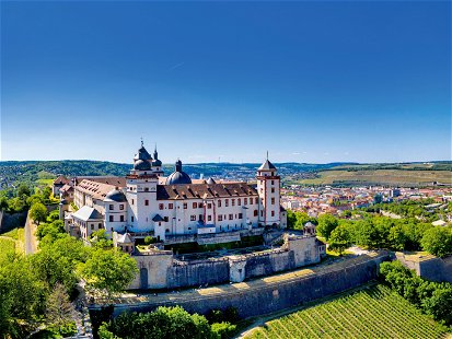 Würzburg ist das geistliche, weltliche und weinbauliche Oberzentrum am Main.