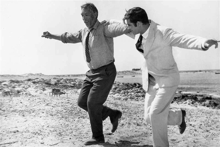 »Lehre mich zu tanzen!« –&nbsp;die letzte Szene der Verfilmung von »Alexis Sorbas« und der Tanz von Anthony Quinn und Alan Bates gehört zu den berühmtesten Filmszenen&nbsp;der Welt.
