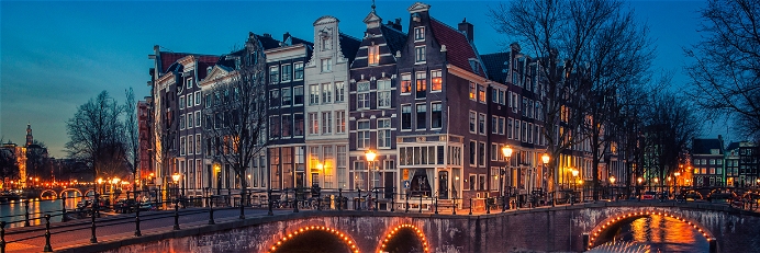 A boat canal cruise in Amsterdam is one of the best experiences worldwide.