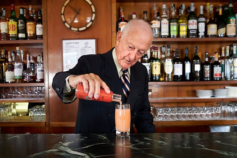 It doesn't get any more classic than this: Arrigo Cipriani, behind the counter of Harry's Bar in Venice, prepares the traditional drink invented by his father.