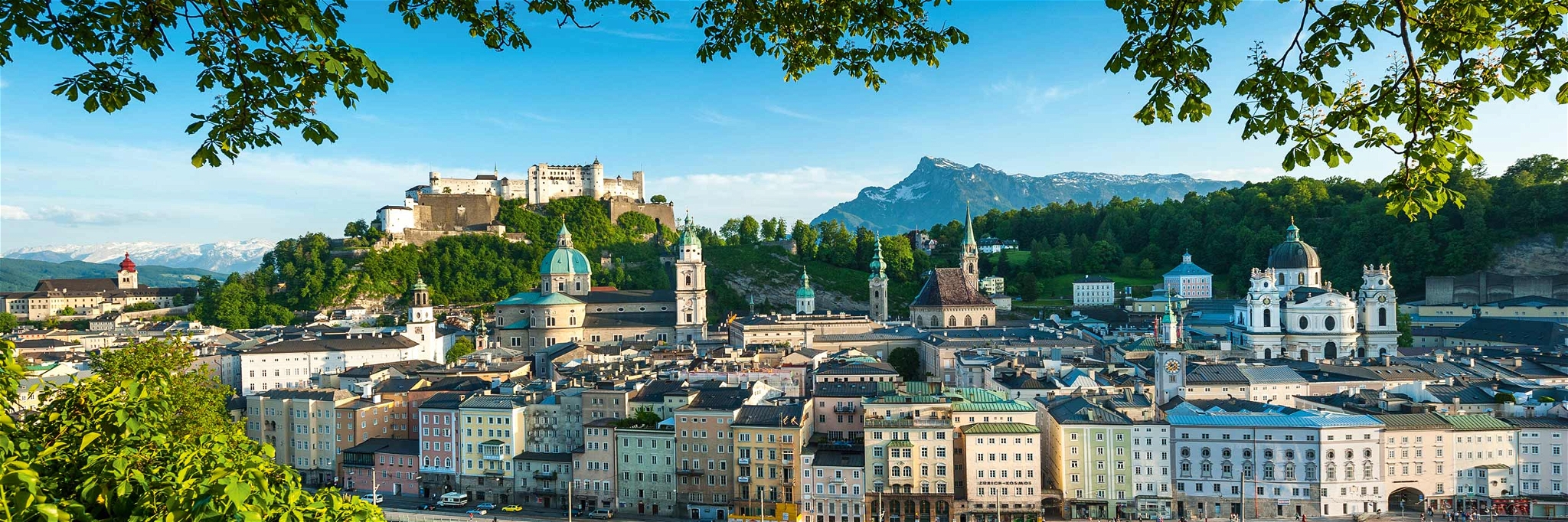 Traumblick. Vom Kapuzinerberg schaut man auf die schöne Stadt und hinein ins herrliche SalzburgerLand.