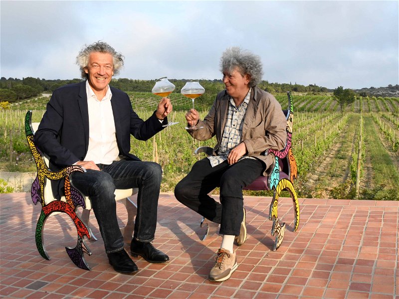 Zwei Visionäre: Der Winzer Gérard Bertrand&nbsp;und der Künstler Robert Combas genießen gemeinsam.