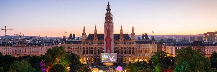 Das Filmfestival findet auch 2022 traditionell wieder auf dem Rathausplatz statt.