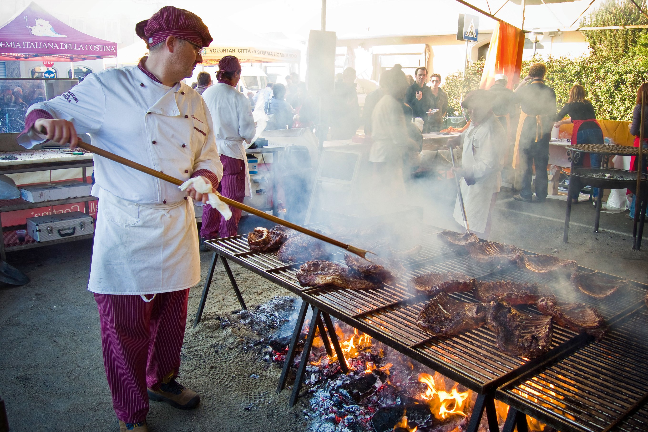 Manche italienischen Städte veranstalten jährlich ein grosses Grillfest, das dann häufig Tausende Besucher anlockt.