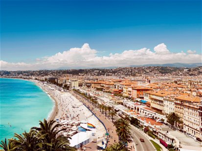 Die Hafenstadt an der Côte d’Azur ist ein Muss für Genießer: Kilometerweit erstreckt sich der Strand unter der Promenade des Anglais, wo sich Toprestaurants und Luxushotels&nbsp;aneinanderreihen.