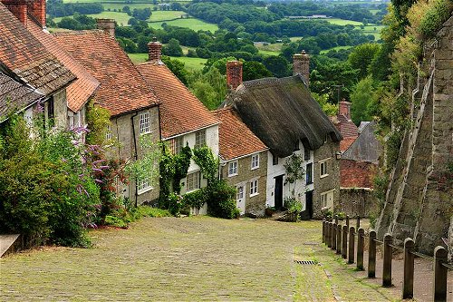 “Gold Hill" in Shaftesbury, England, could have come straight out of a Harry Potter film. In this ranking, it appears at number eight.