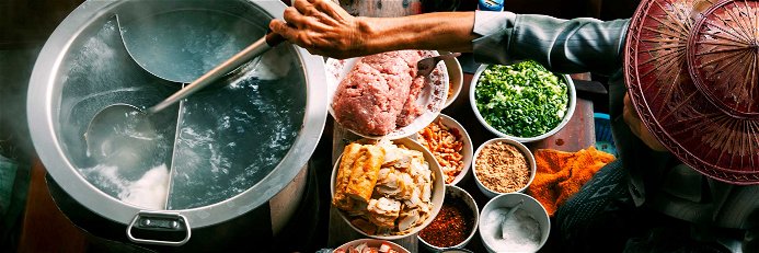 Ob das Steetfood in Bangkok&nbsp;oder spanische Tapas – die Welt lässt sich in Form von Kochbüchern entdecken.