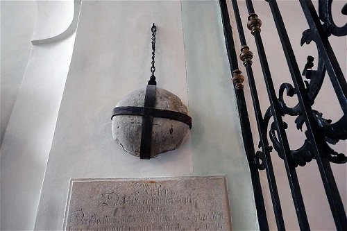 A stone loaf of bread hangs from the collegiate church of St. Peter. The famous sourdough bread made from flour from the abbey mill is available in the abbey bakery.