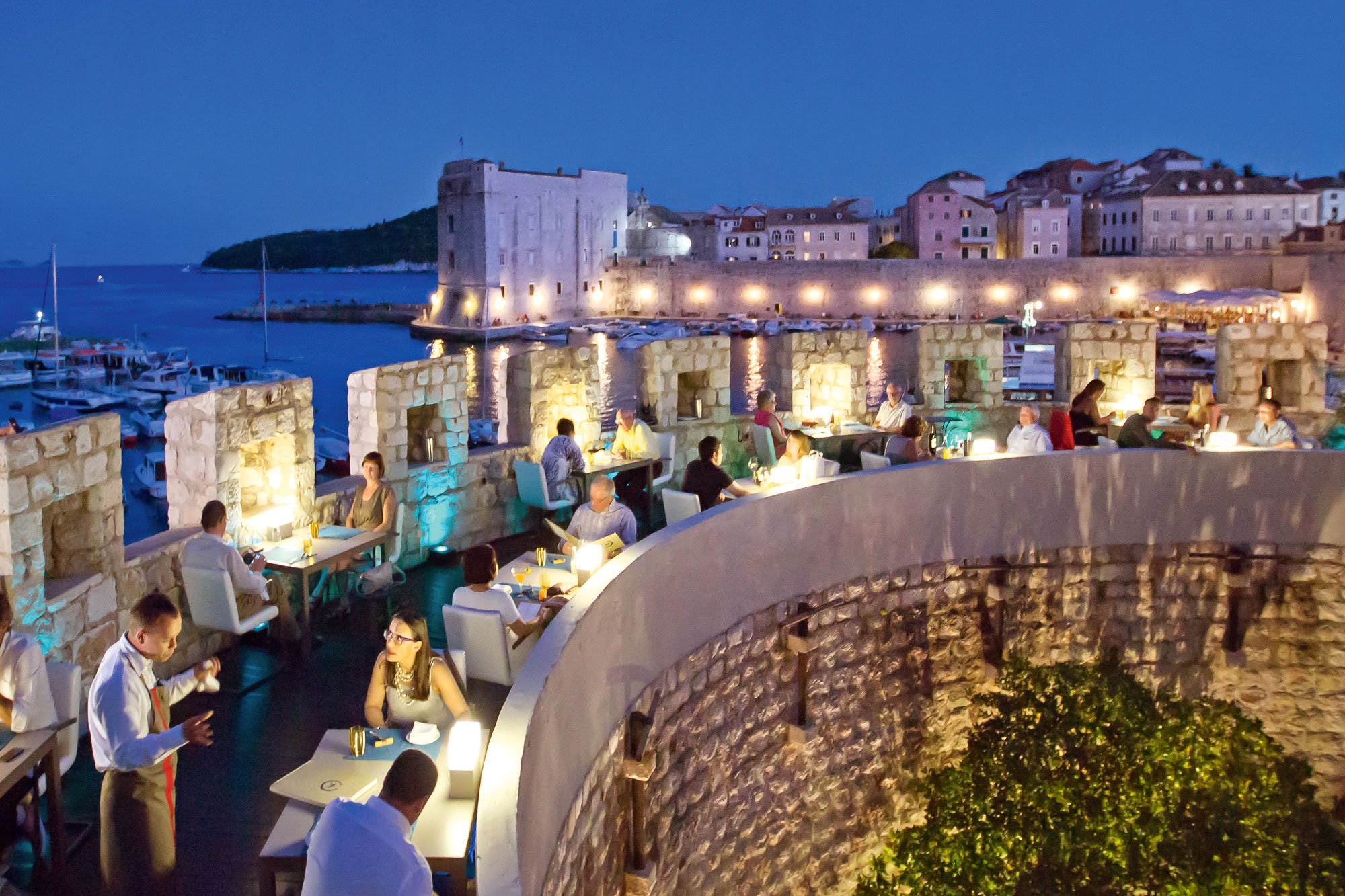Dinner in den historischen Wehranlagen der Stadt Dubrovnik: das Restaurant «360 Degree».