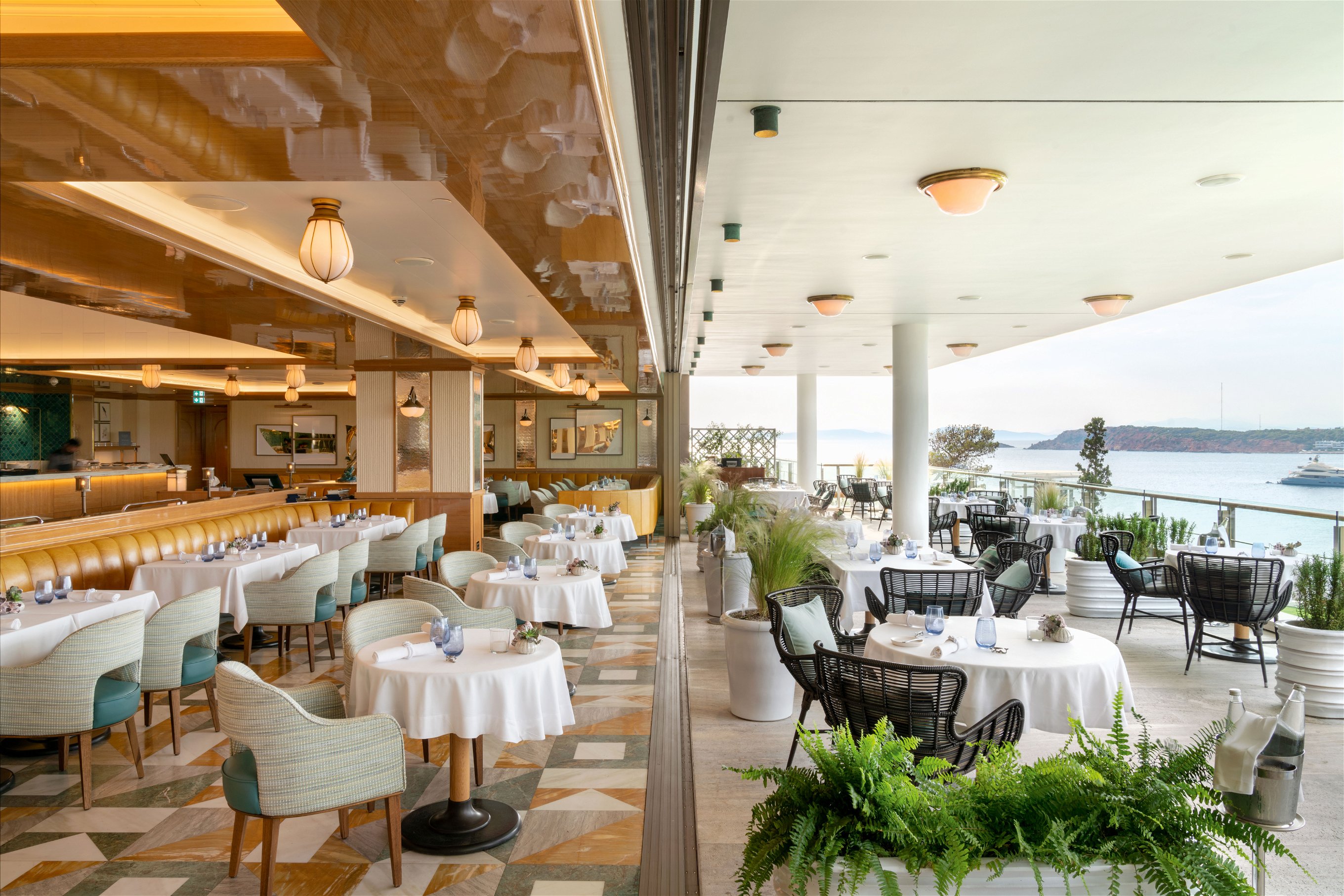 Nicht anders stellt man sich das angenehme Leben vor: eine schöne Terrasse am Meer, eine tolle Fischküche und gute Weine – wie im Restaurant «Pelagos» in Athen.
