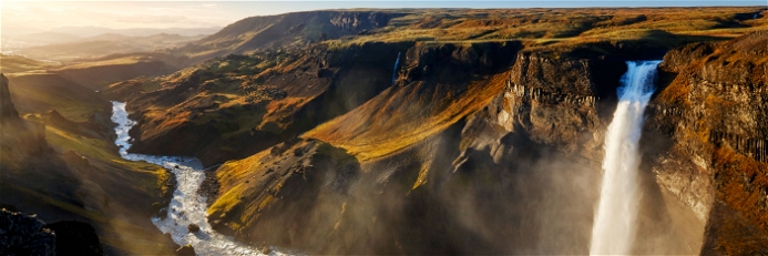 Naturgewalten, so weit das Auge reicht: Island wartet mit einer faszinierenden Landschaft auf. Der Wasserfall Háifoss ist mit einer Fallhöhe von 122 Metern der dritthöchste des Landes.