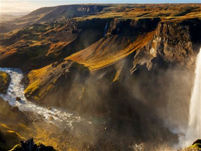 Naturgewalten, so weit das Auge reicht: Island wartet mit einer faszinierenden Landschaft auf. Der Wasserfall Háifoss ist mit einer Fallhöhe von 122 Metern der dritthöchste des Landes.