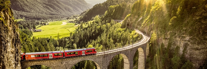 Einige der schönsten Zugstrecken der Schweiz befinden sich in den Bündner Alpen: im Bild das Landwasser-Viadukt bei Filisur. Es gehört als Bestandteil der Albulabahn seit&nbsp; 2008 zum UNESCO-Weltkulturerbe.
