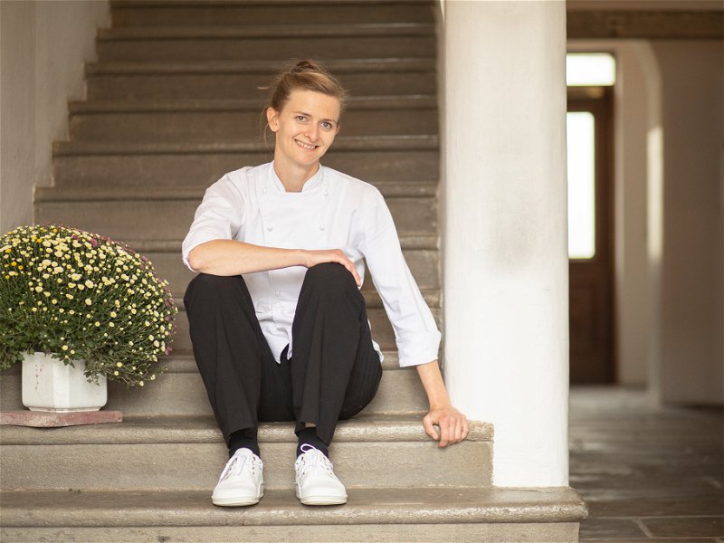 Spitzenköchin Theresia Palmetzhofer  engagiert sie sich auch aktiv für die Ausbildung junger Talente, um die Zukunft der Gastronomie zu fördern.
