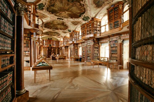 Die Stiftsbibliothek in St. Gallen gehört zu den bedeutendsten bibliographischen Sammlungen der Welt.
