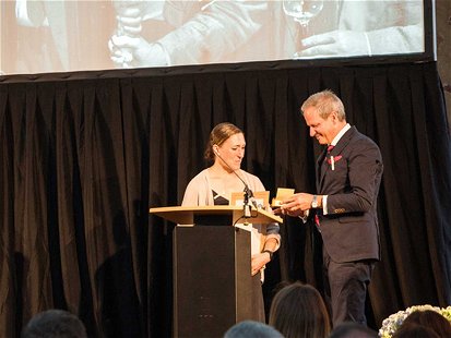 Für ihren postum geehrten Vater nimmt Winzerin Theresa Breuer die goldene Ehrennadel von VDP-Präsident Steffen Christmann entgegen.&nbsp;