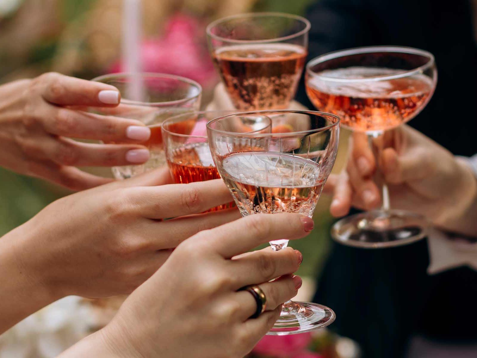 Besonders im Sommer ist ein gutes Glas Rosé Ehrengast auf jeder Party.