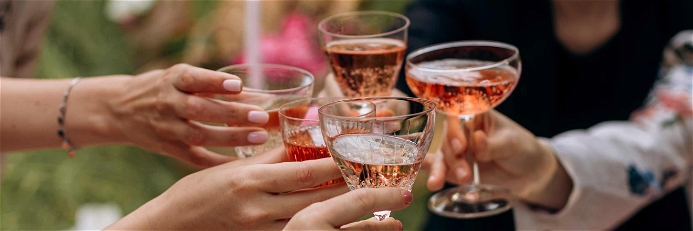 Besonders im Sommer ist ein gutes Glas Rosé Ehrengast auf jeder Party.