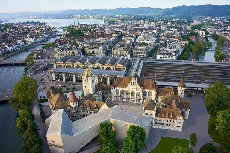 Ein Ort der Gegensätze: das 1891 erbaute Landesmuseum des Zürcher Architekten Gustav Gull. Davor der 2016 eröffnete Erweiterungsbau des Architekturbüros Christ &amp; Gantenbein.