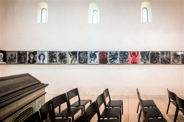 Mit der Kapelle St. Martin auf der Insel Ufenau bietet sich dem Bilderzyklus von Harald Nägeli ein spektakulärer Ausstellungsraum. Noch bis 16.&nbsp;Oktober 2022 ist die Ausstellung geöffnet.