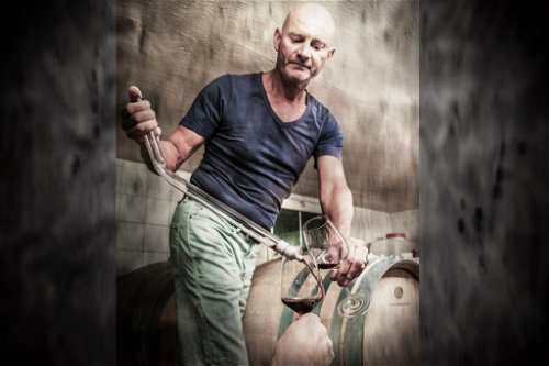Rico Lüthi gehört zu den Top-Erzeugern für Pinot Noir im Raum Zürich. Seine eleganten Weine lässt er in der Keller-WG in Meilen langsam zur Perfektion reifen.

