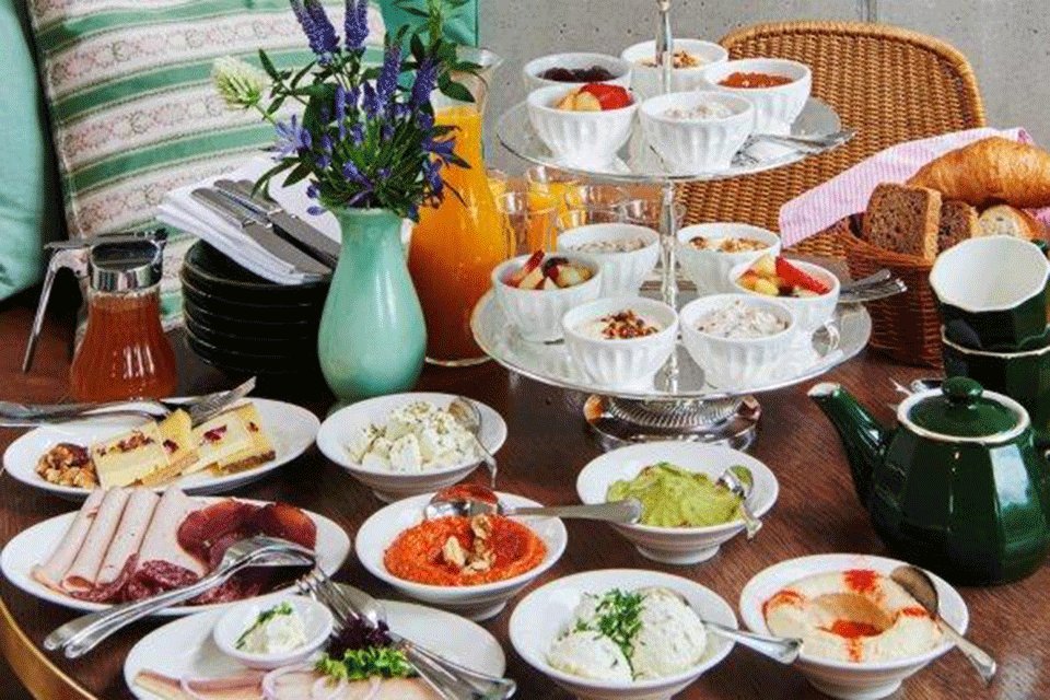 Das Sonntagsfrühstück beinhaltet sowohl Schweizerische wie auch orientalische Spezialitäten.