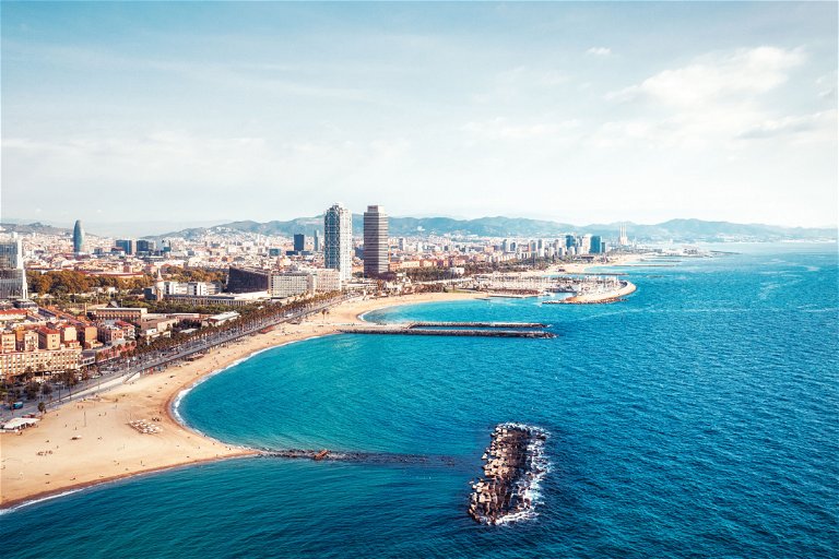 Sonne, Strand und Siesta: Barcelona verspricht mediterranes Urlaubsfeeling in&nbsp;urbaner&nbsp;Umgebung.&nbsp;Die Platja de la&nbsp;Barceloneta ist einer&nbsp;der beliebtesten&nbsp;Strände der Stadt.