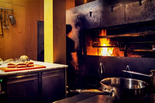 Gekocht wird im «Osso» auf Feuer direkt im Rauch. Das saisonale&nbsp;Angebot dient als Inspiration für ein ehrliches Kochhandwerk.