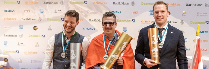 Der neue Weltmeister der Biersommeliers Giuliano Genoni (Mitte), mit dem Zweitplatzierten Felix Schiffner (li.) aus Österreich und dem Drittplatzierten Léon Rodenburg aus den Niederlanden.