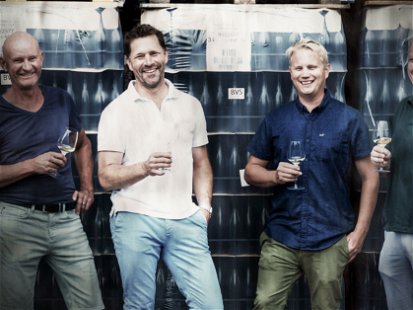 Die Vier von der Keller-WG: Rico Lüthi, Diederik Michel, Alain Schwarzenbach und Jonas Ettlin (v. l. n. r.) produzieren ihre Weine alle unter einem Dach in Meilen am Zürichsee. Der Austausch untereinander ist für sie elementar in ihrem Schaffen.