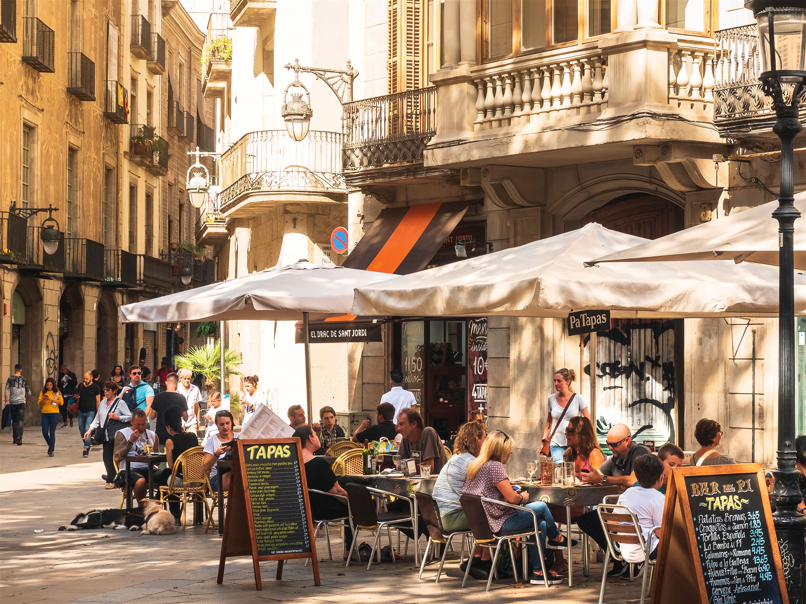 Von katalanischen Klassikern bis zu modernen Neuinterpretationen, von Cava bis Wermut – an Barcelona führt für Genussmenschen kein Weg vorbei.